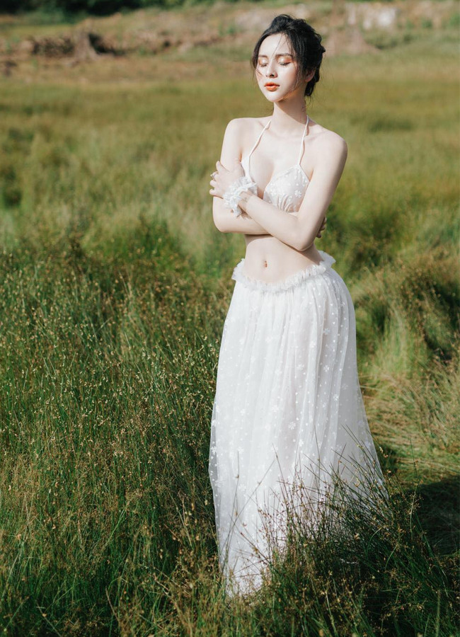 Tường Vi từng đăng quang ngôi vị Á quân 2 của cuộc thi Miss International Queen Vietnam 2020. Sở hữu gương mặt xinh đẹp, cùng vóc dáng gợi cảm, gái xinh chuyển giới còn được nhận xét đẹp như tiên nữ khi chụp ảnh nghệ thuật.