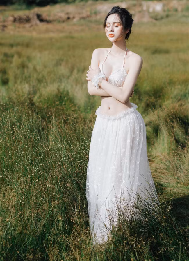 Tường Vi từng đăng quang ngôi vị Á quân 2 của cuộc thi Miss International Queen Vietnam 2020. Sở hữu gương mặt xinh đẹp, cùng vóc dáng gợi cảm, gái xinh chuyển giới còn được nhận xét đẹp như tiên nữ khi chụp ảnh nghệ thuật.