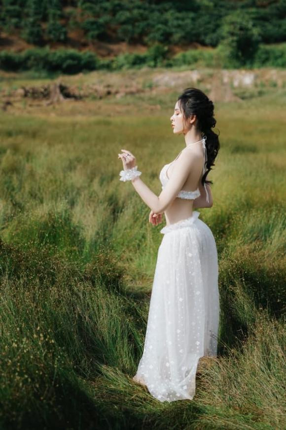 Mới đây, trong bộ ảnh mới nhất của Tường Vi được chụp tại thôn Đắk Tân - xã Đắk Nia - tỉnh Đắk Nông, một lần nữa khiến khán giả ngẩn ngơ với vẻ đẹp trong sáng của mình.