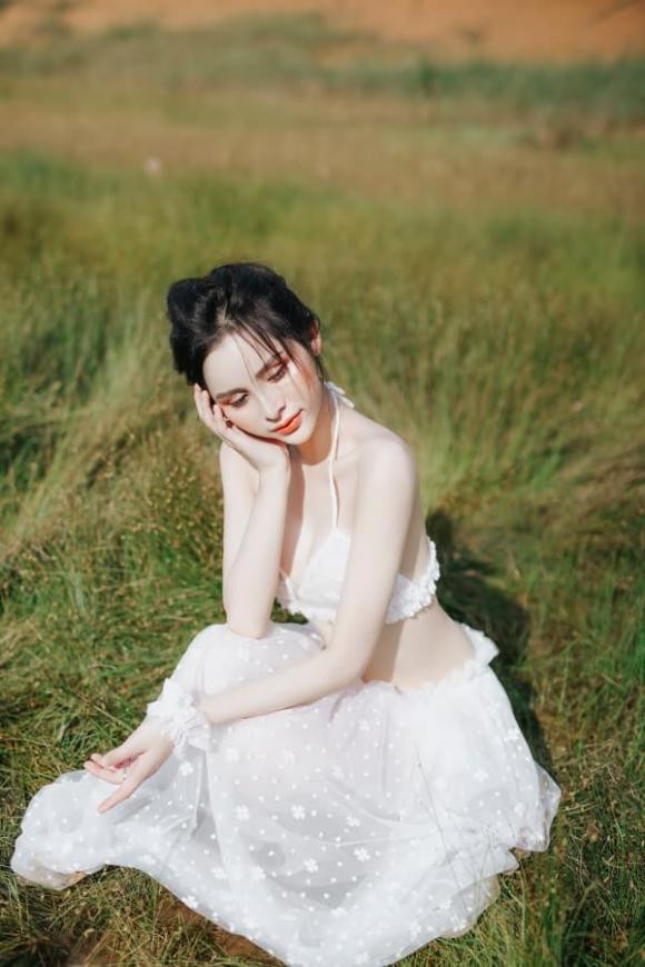 Bộ ảnh cũng nhanh chóng nhận được cơn mưa lời khen từ khán giả, và cho rằng Tường Vi có vẻ đẹp tựa thiên thần.