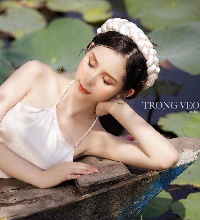 Chẳng những chuộng phong cách Lolita gợi tình khi chụp ảnh thời trang, ngoài đời, Tường Vi có phong cách nóng bỏng, tôn hình thể quyến rũ.