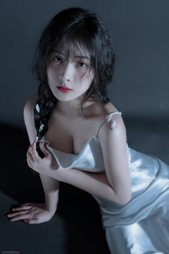 Trên trang cá nhân, hot girl Thanh Hóa tự tin khoe thân hình “đồng hồ cát” với vòng eo thon gọn, được điểm lên nhờ làn bụng phẳng lì.