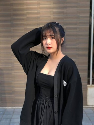 Quỳnh Alee (tên thật Bùi Thị Quỳnh, sinh năm 2001), nổi tiếng với vai trò streamer một tựa game và là TikToker, YouTuber có lượng fan “khủng”.