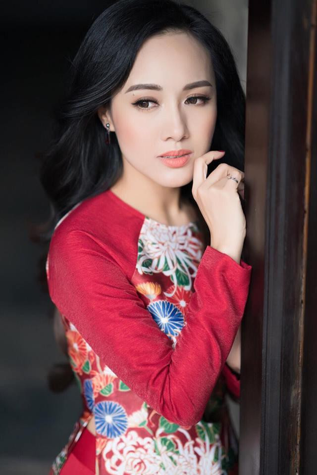 Dù đã bước qua tuổi 40 nhưng nữ MC luôn tự tin show ảnh cận mặt, khoe làn da trắng sáng, mịn màng.