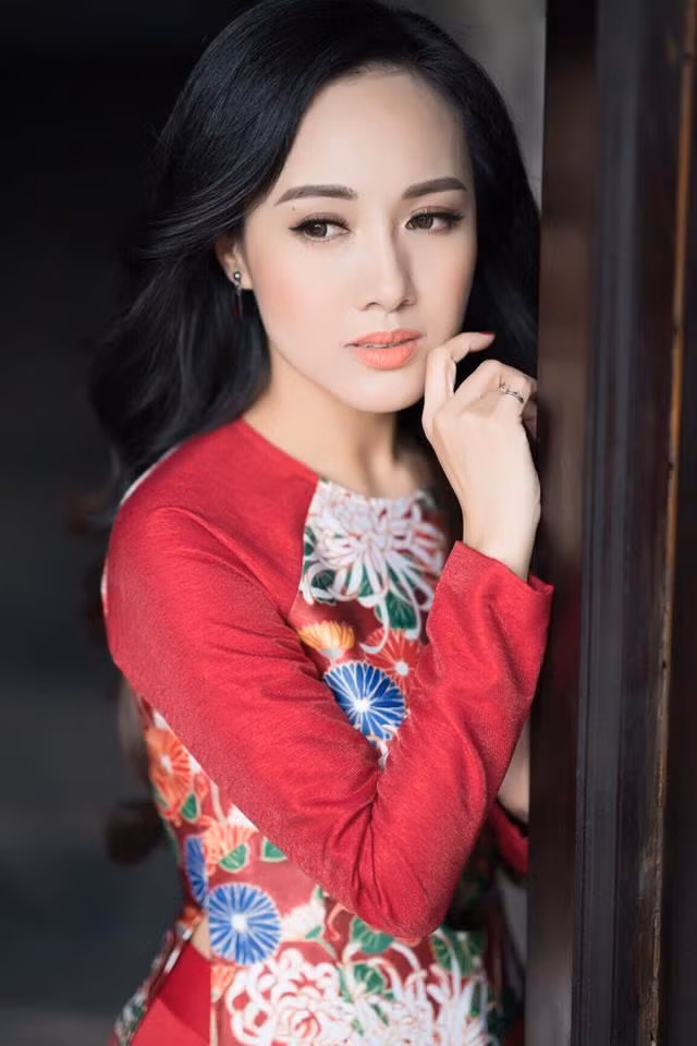 Dù đã bước qua tuổi 40 nhưng nữ MC luôn tự tin show ảnh cận mặt, khoe làn da trắng sáng, mịn màng.