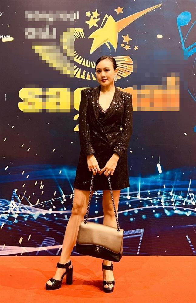 Vốn là người luôn ưu tiên chọn phong cách ăn mặc nhã nhặn, trang điểm nhẹ nhàng nhưng từ khi rời Bản tin Thời Sự 19h để về đầu quân cho Ban Văn nghệ của VTV, BTV Hoài Anh đã có sự thay đổi lớn.