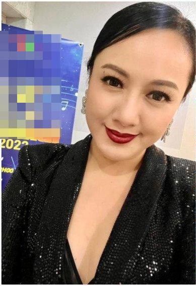 Đặc biệt, với thiết kế khoét xẻ ngực sâu giúp Hoài Anh show trọn vòng 1 lấp ló.