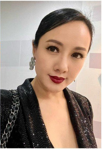 Ở phần bình luận bài đăng, rất nhiều bạn bè, người yêu mến đã vào trầm trồ với lần lột xác này của Hoài Anh.