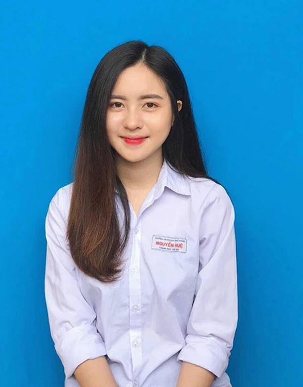 Chỉ một nụ cười mỉm khi chụp ảnh thẻ nhưng Trần Thu Trang (sinh năm 2000 tại Yên Bái) lại khiến bao con tim phải xao xuyến. Bên cạnh đó, cô nàng còn nhận được sự chú ý với tấm ảnh selfie trong vườn hoa tam giác mạch.