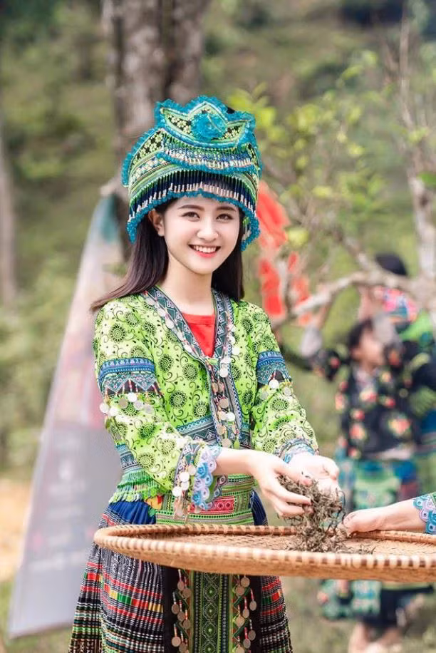 Cô nàng cuốn hút mọi người ngay từ cái nhìn đầu tiên bởi làn da trắng mịn, khuôn mặt xinh xắn cùng nụ cười rạng rỡ.