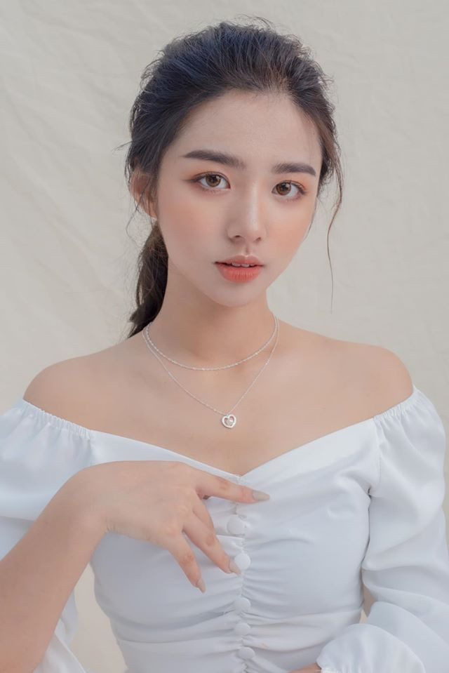 Khi đó, nhan sắc của Hằng Phan còn được một số trang báo điện tử nước ngoài thông tin với danh xưng "nữ thần thế hệ mới".