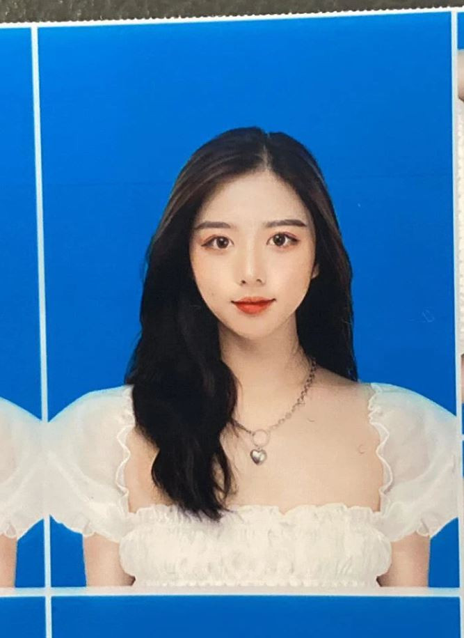 Hằng Phan là cô gái đến từ Quảng Bình (sinh viên ĐH Kinh Tế Quốc Dân - NEU) cũng được nhiều người biết đến sau khi lộ tấm ảnh thẻ.