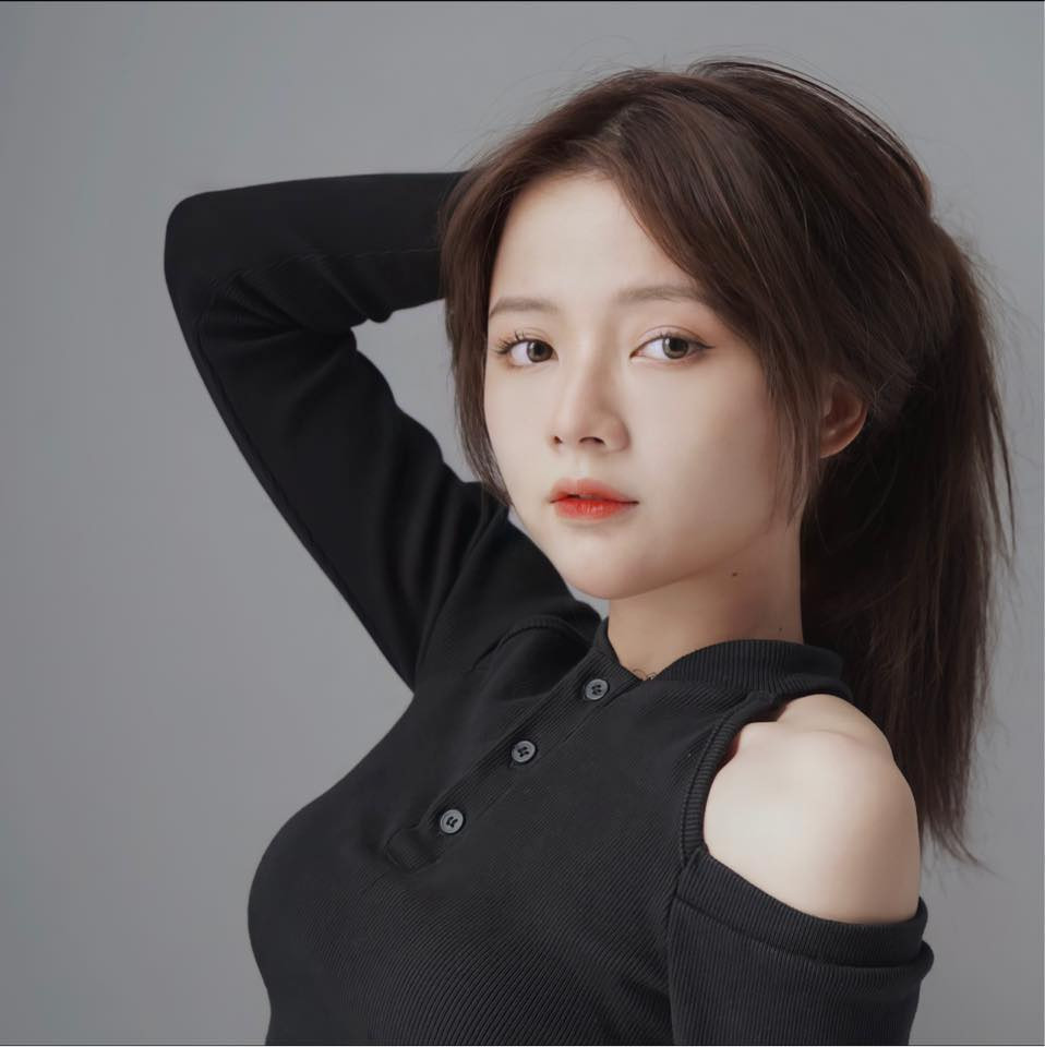 Tuy nhiên giữa lúc "thời tới cản không kịp", 9X lại lựa chọn cuộc sống bình yên, không có bất cứ hoạt động nổi bật nào. Một thời gian sau, cô nàng hoạt động mạnh mẽ trên mạng xã hội với vai trò diễn viên và làm mẫu quảng cáo.