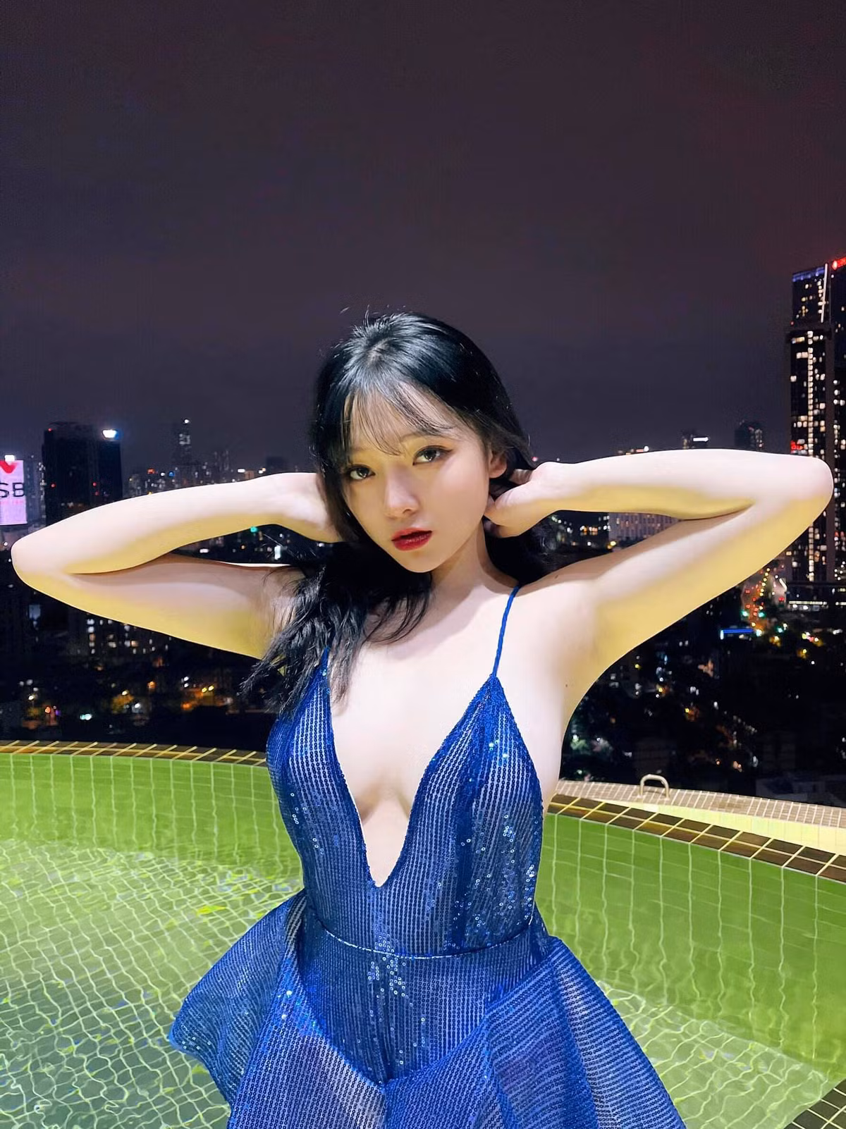 Thế nhưng chỉ sau 1 năm, Linh Chi đã thay đổi hoàn toàn. Cô nàng theo đuổi phong cách quyến rũ với hàng loạt khoảng khắc "thiếu vải" được đăng tải lên mạng xã hội.