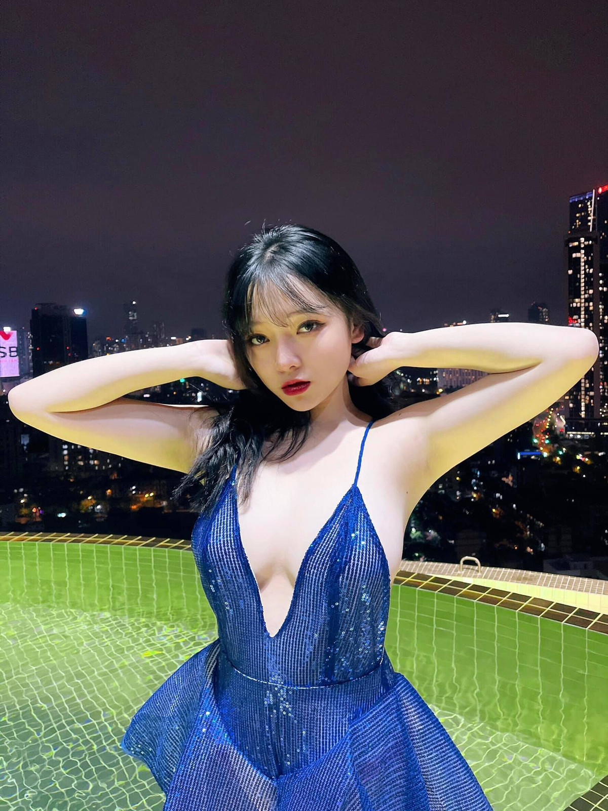 Thế nhưng chỉ sau 1 năm, Linh Chi đã thay đổi hoàn toàn. Cô nàng theo đuổi phong cách quyến rũ với hàng loạt khoảng khắc "thiếu vải" được đăng tải lên mạng xã hội.