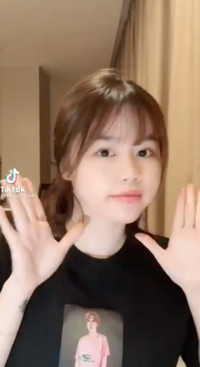 Mới đây nhất, hot girl Huỳnh Anh vừa làm một clip "đu trend" biến hình trên TikTok. Nhưng điểm khiến, chiếc video của bạn gái cũ Quang Hải bị chú ý đó chính là chiếc áo phông in hình R.Tee - rapper đang nổi bị đồn là có mối quan hệ tình cảm với cô.