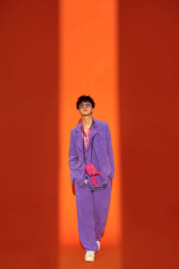 Nhiều netizen có cặp mắt cú vọ còn thường xuyên soi ra được chuyện cả R.Tee và Huỳnh Anh cùng đăng nhiều ảnh ọt và story chung một địa điểm ở Đà Lạt.