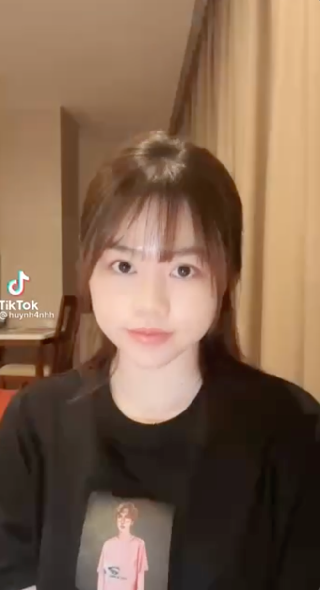 Trước khi diện lên chiếc áo in hình R.Tee, Huỳnh Anh từng bị soi nhiều chi tiết có liên quan đến chàng rapper.