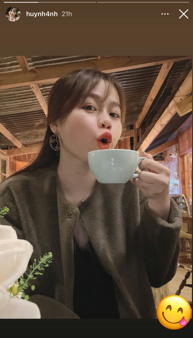 Tưởng chừng sau khi chia tay bạn trai là cầu thủ, Huỳnh Anh sẽ có cuộc sống yên bình, không bị thị phi bủa vây. Nhưng có vẻ, cô nàng lại gặp nhiều chuyện hơn. Điển hình như việc, bạn gái cũ Quang Hải đăng điều gì lên MXH cũng đều bị dân mạng chú ý.