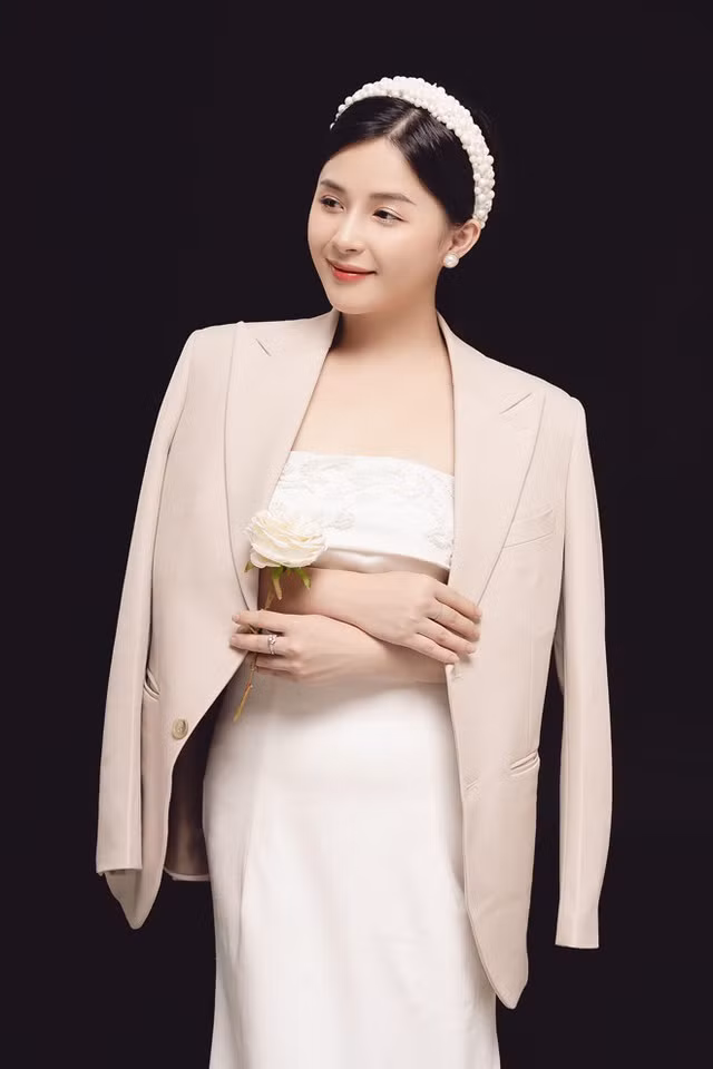 Chia sẻ nhiều hơn về sự kiện trọng đại này, Thảo Nari xác nhận sắp lên xe hoa. Theo kế hoạch, lễ ăn hỏi và lễ thành hôn của cô sẽ được tổ chức vào ngày 22/12 tới đây tại Tuyên Quang.