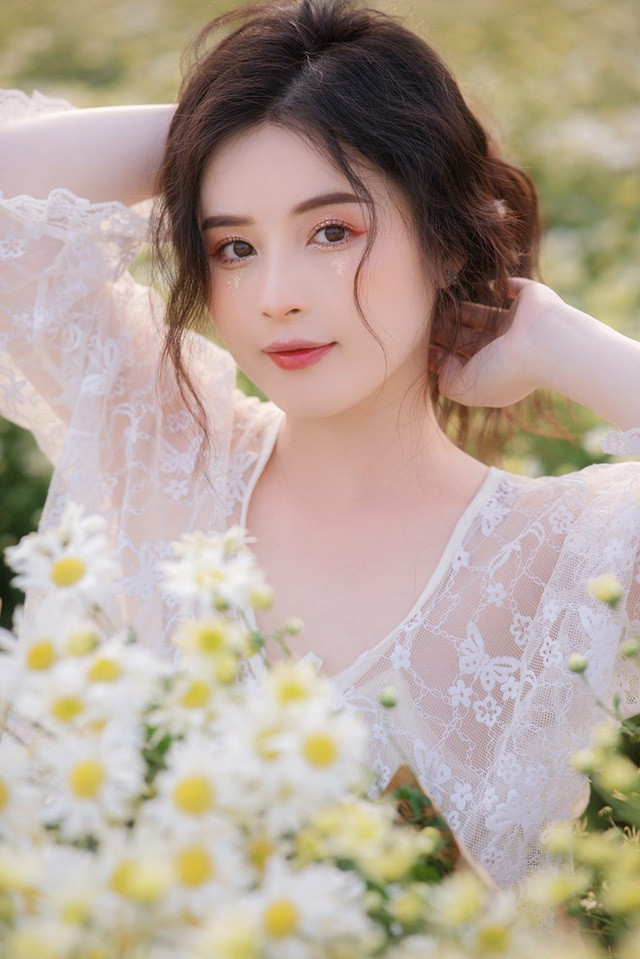 Thảo Nari cũng cho biết thêm, ông xã cô là người Hà Nội, kém cô 1 tuổi, hiện làm công việc đạo diễn ánh sáng, khuôn hình… Cả hai quen và yêu nhau được 2 năm trước khi tiến tới hôn nhân.