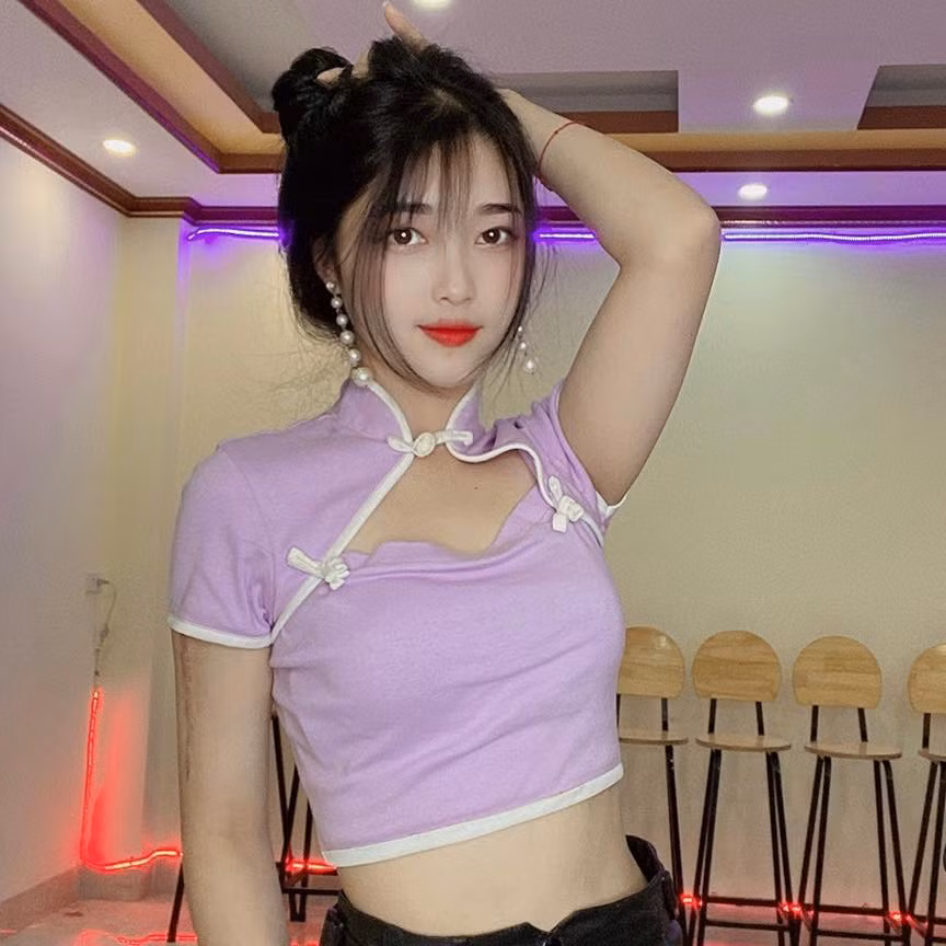 Được biết, cô gái này tên Giàng Thị Váng (sinh năm 2003), là người dân tộc H’Mông, quê ở Bắc Quang, Hà Giang. Hiện tại, hot girl này đang theo học chuyên ngành ngôn ngữ Trung Quốc.