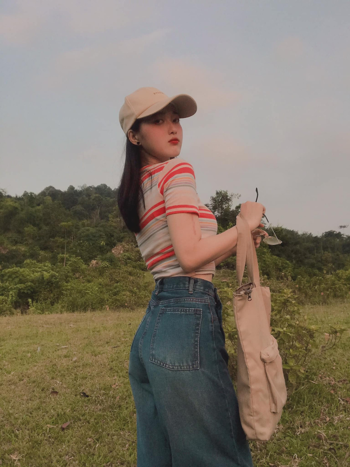 Thu nhập của thiếu nữ miền sơn cước này chủ yếu đến từ việc kinh doanh thêm mỹ phẩm, thi thoảng nhận lời làm người mẫu quảng cáo và tham gia hoạt động nghệ thuật.