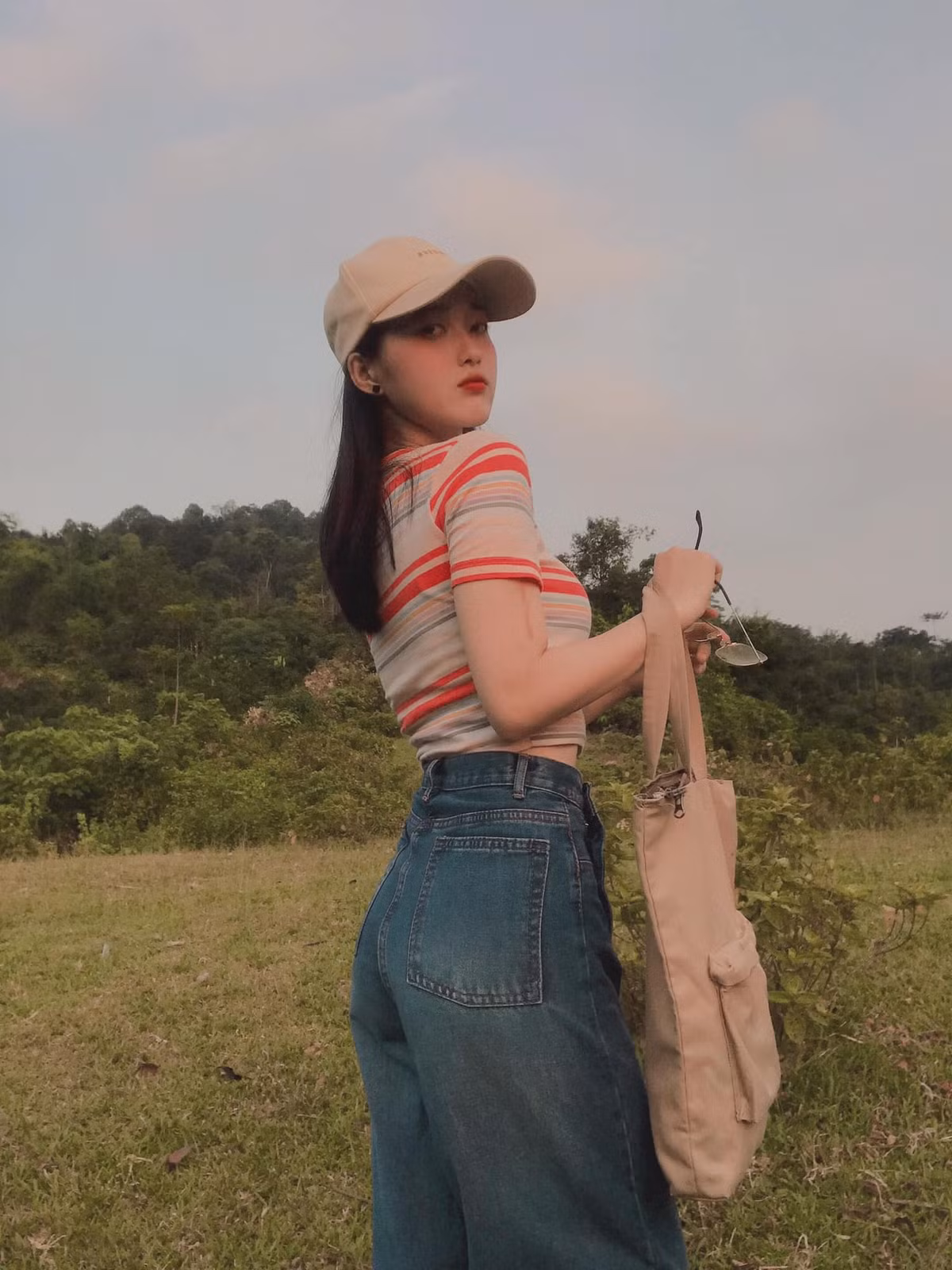 Thu nhập của thiếu nữ miền sơn cước này chủ yếu đến từ việc kinh doanh thêm mỹ phẩm, thi thoảng nhận lời làm người mẫu quảng cáo và tham gia hoạt động nghệ thuật.