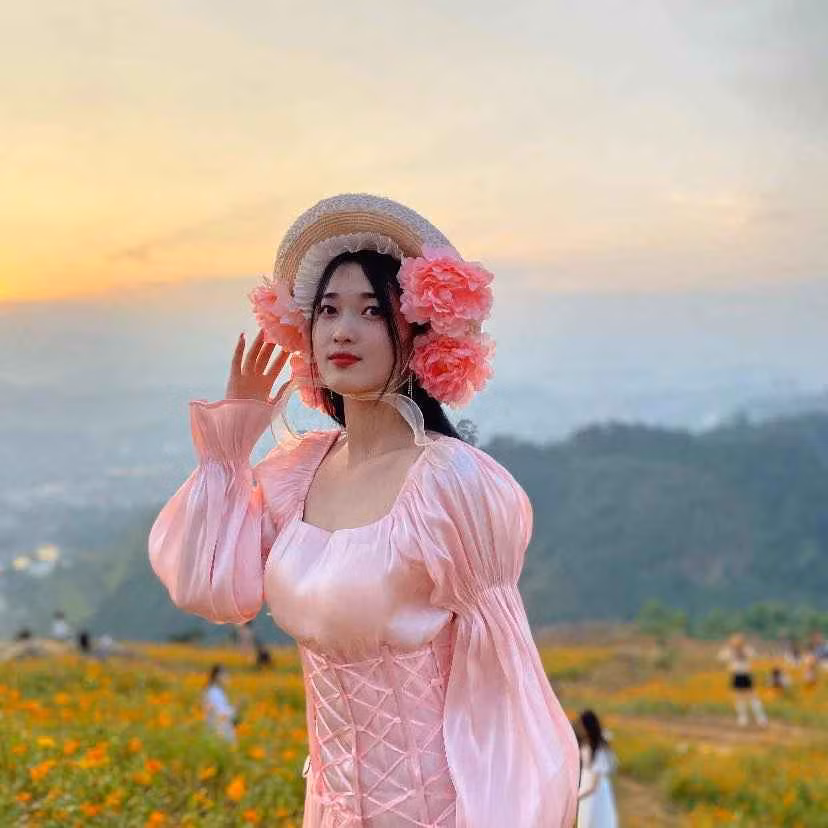 "Bông hoa núi rừng" cho biết cô có niềm đam mê lớn với trang phục dân tộc của mình. Những bộ trang phục mà Giàng Thị Váng hay mặc đều đã được cách tân với nhiều kiểu khác nhau nhưng vẫn giữ được những nét hoa văn đặc sắc của đồng bào người H'Mông.