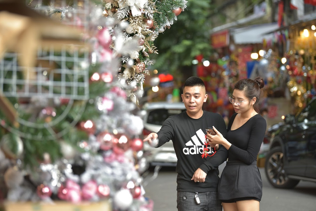 Một đôi bạn trẻ tranh thủ mua đồ Noel về sắm cho không gian gia đình.