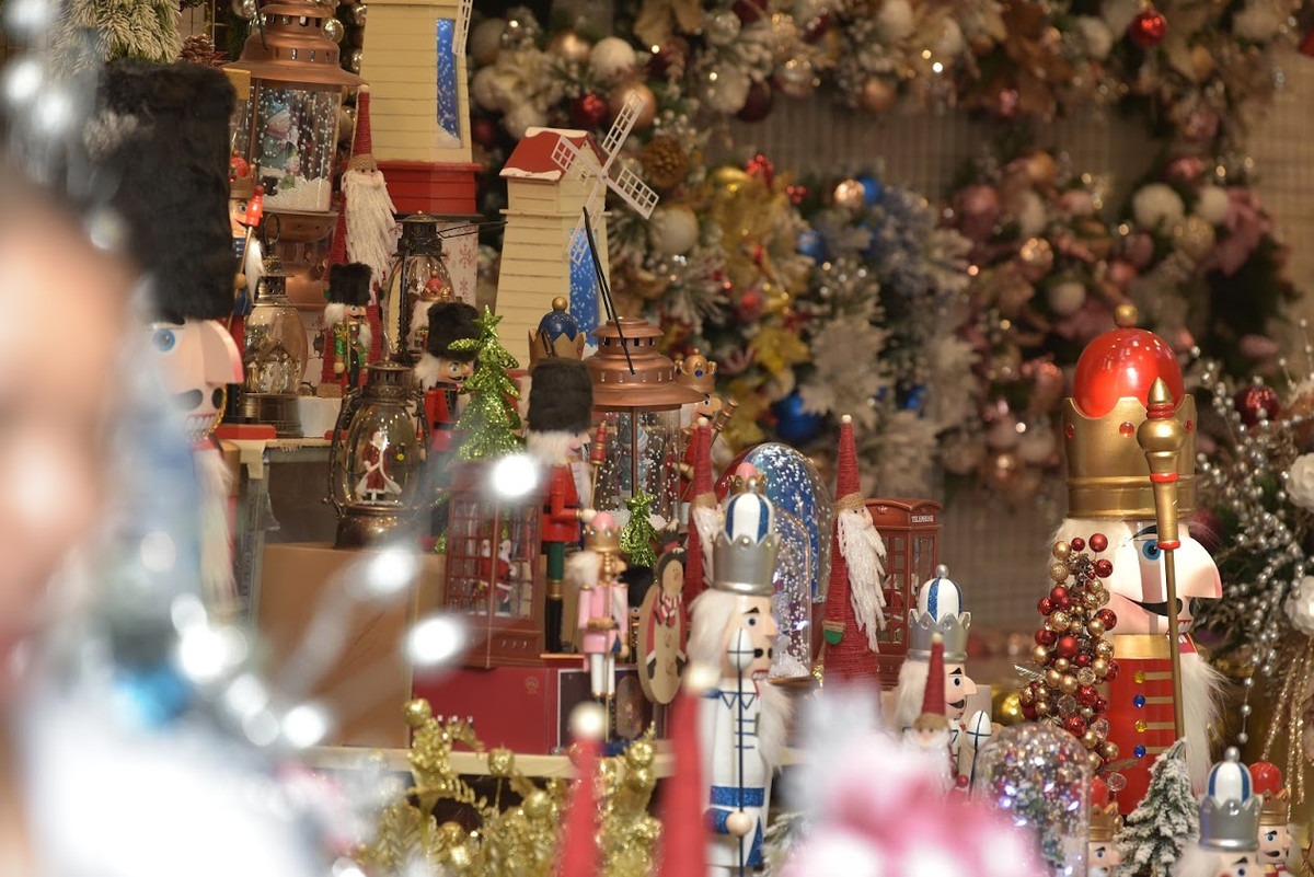 Lạc vào thế giới đồ Noel đẹp tựa cổ tích tại phố Hàng Mã.