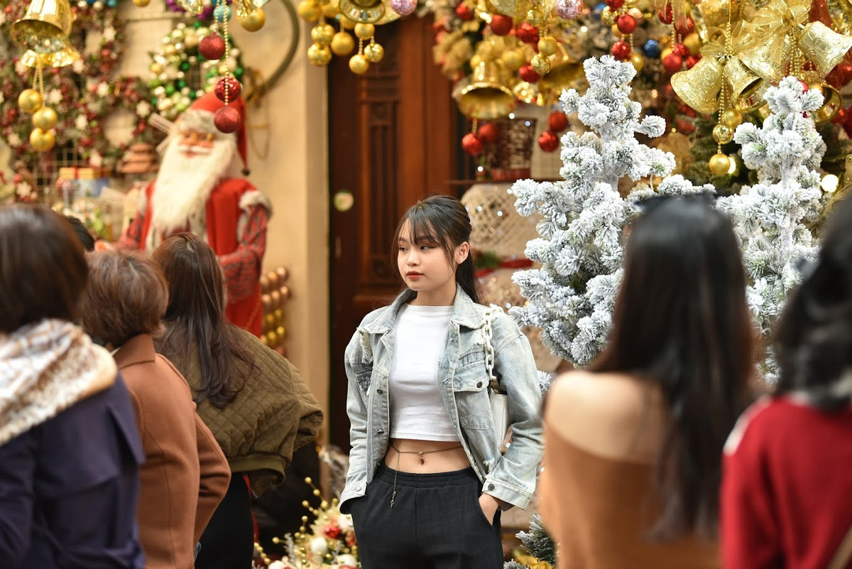 Tuy còn đến 3 tuần nữa mới đến Noel nhưng tại con phố nhộn nhịp này đã chuẩn bị sẵn sàng không khí đa sắc màu cho ngày lễ.