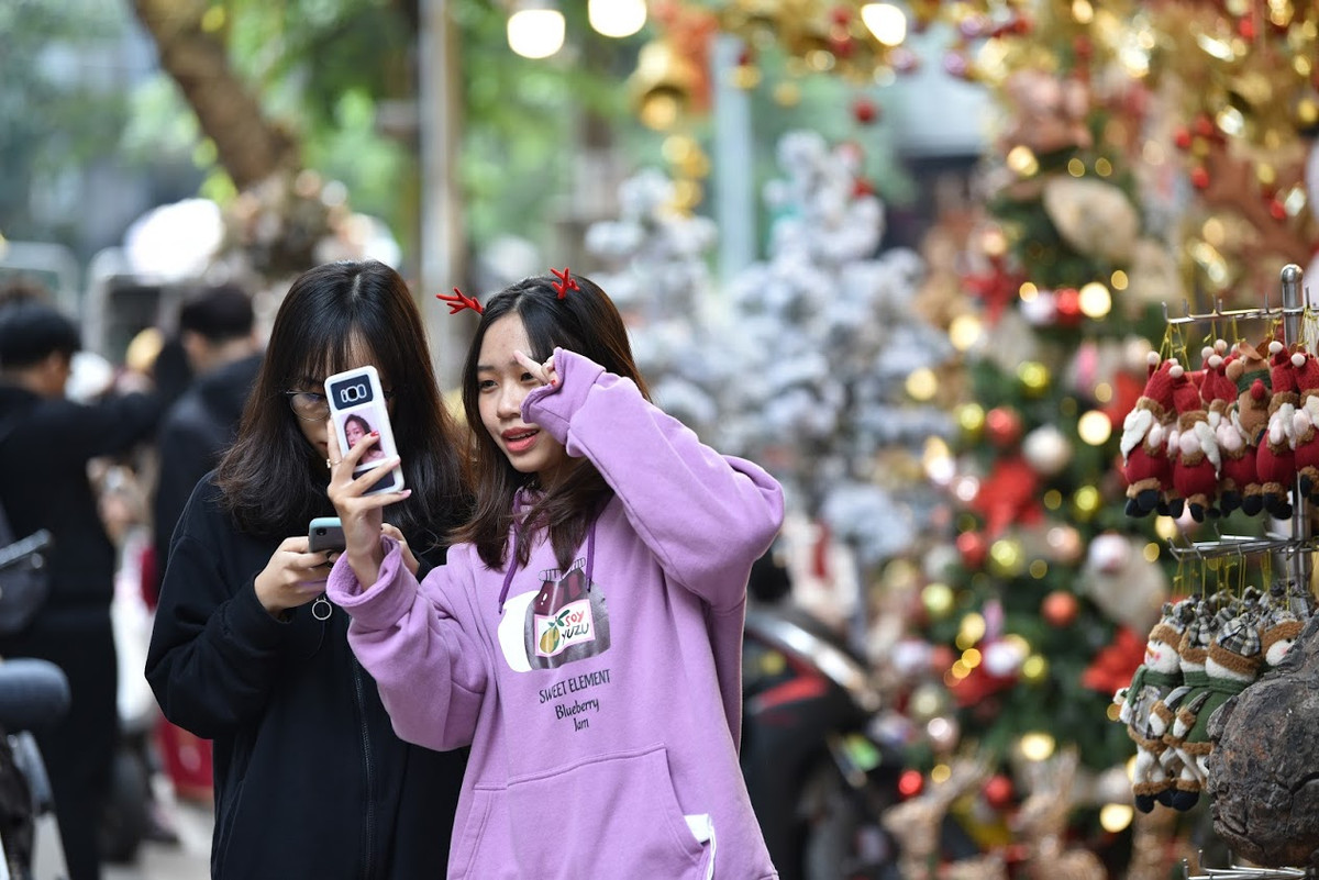 Theo kinh nghiệm sống ảo của một số bạn trẻ chia sẻ rằng muốn có ảnh Noel đẹp ở phố Hàng Mã phải "canh ngày" trong tuần mua sắm bởi cuối tuần nơi đây quá đông đúc.