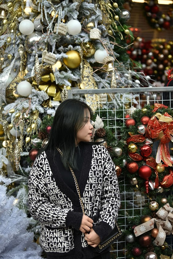 Các cô gái xinh đẹp vừa dạo phố, mua sắm, vừa tranh thủ chụp những bức ảnh kỷ niệm cho mùa Noel 2020.