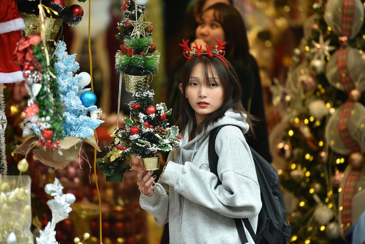 Vào mỗi dịp Noel, Hàng Mã luôn là nơi có không khí sớm nhất ở Hà Nội, do vậy chúng mình có thể đi sớm hơn mà vẫn có thể cảm nhận được mùa Giáng sinh an lành.