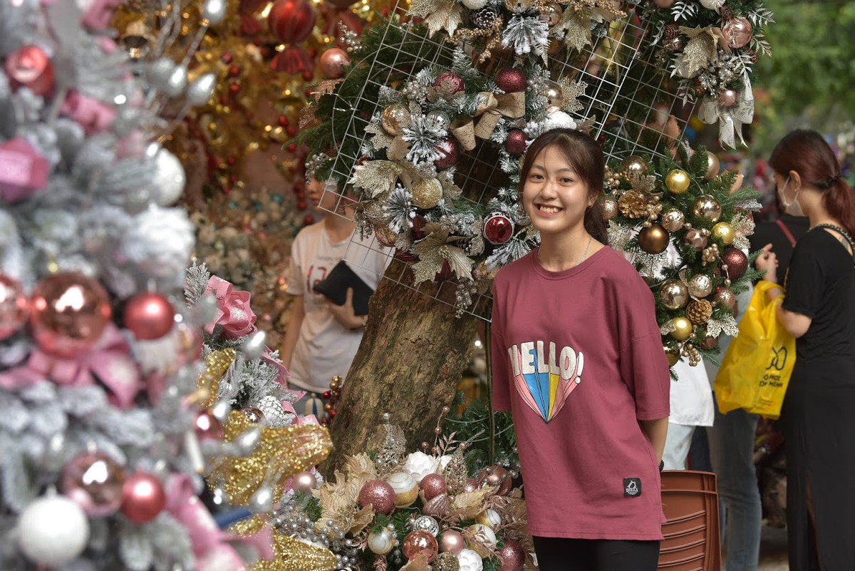 Phố Hàng Mã ở Hà Nội luôn là điểm đến thu hút mỗi dịp lễ hội không chỉ riêng Noel.