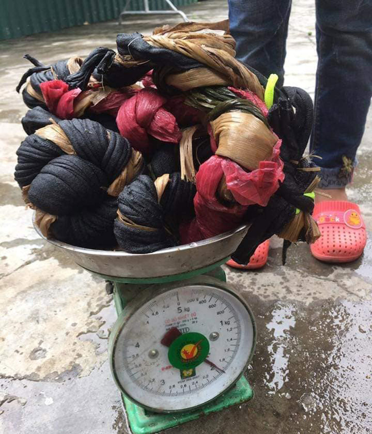 Dưới phần bình luận, cư dân mạng không giấu được những tràng cười với trường hợp mua cua được tặng nguyên mớ dây buộc nặng tới cả cân.