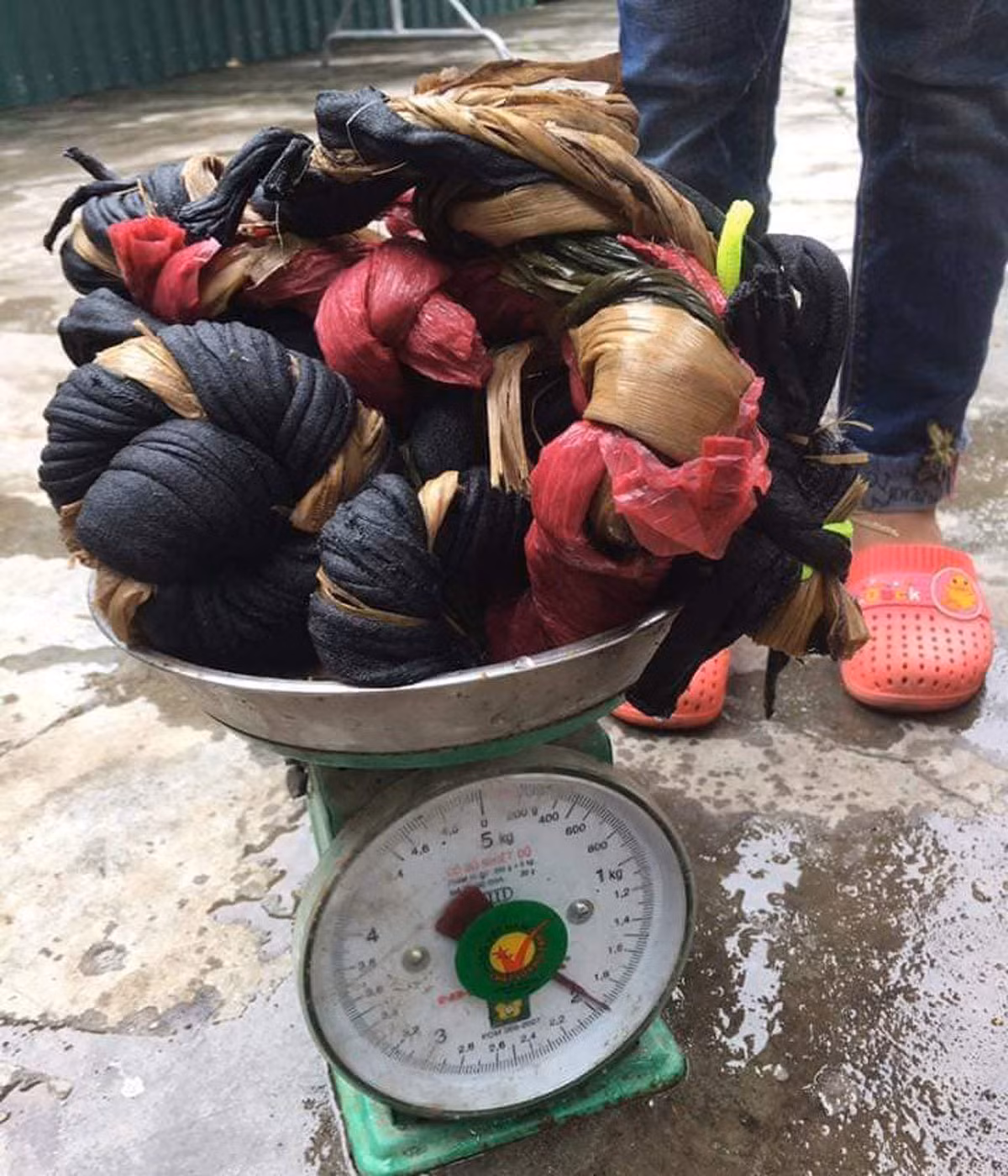 Dưới phần bình luận, cư dân mạng không giấu được những tràng cười với trường hợp mua cua được tặng nguyên mớ dây buộc nặng tới cả cân.