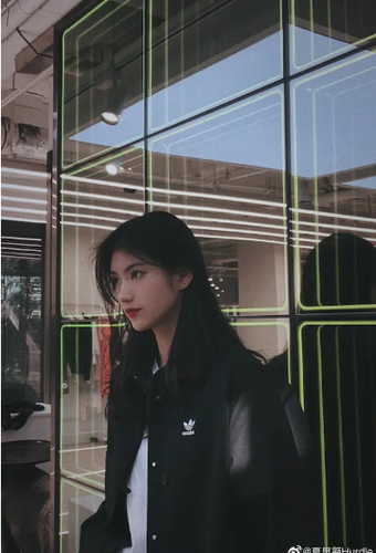 Nghĩa là, khi chia cơ thể thành 9 phần, chiều dài của đầu bằng 1 phần thì được xem hoàn hảo. Thậm chí, dân mạng còn so sánh nhan sắc của Xia Sining với nữ ca sĩ, diễn viên IU của Hàn Quốc hay Trương Bá Chi thời trẻ.