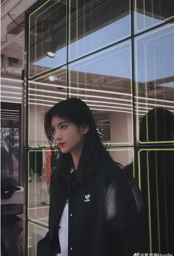 Nghĩa là, khi chia cơ thể thành 9 phần, chiều dài của đầu bằng 1 phần thì được xem hoàn hảo. Thậm chí, dân mạng còn so sánh nhan sắc của Xia Sining với nữ ca sĩ, diễn viên IU của Hàn Quốc hay Trương Bá Chi thời trẻ.