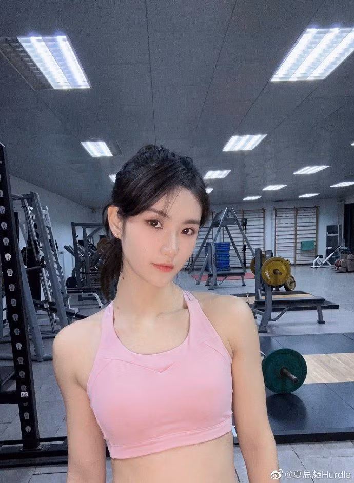 Xia Sining nổi tiếng khắp mạng xã hội từ năm 18 tuổi sau khi loạt hình ảnh cô chạy vượt rào tại Đại hội thể thao Tây An, Trung Quốc được chia sẻ lên mạng xã hội. Ở tuổi 20, Xia Sining vẫn tiếp tục để lại ấn tượng với gương mặt xinh đẹp và thành tích thi đấu đáng mơ ước của mình.