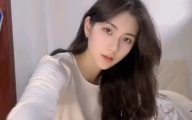 Ngay từ những ngày đầu tiên vào cấp 2, Xia Sining mới bắt đầu được huấn luyện về điền kinh. Cô tập nhảy cao, sau đó được phát hiện có năng khiếu vượt rào nên chuyển sang chạy vượt rào.