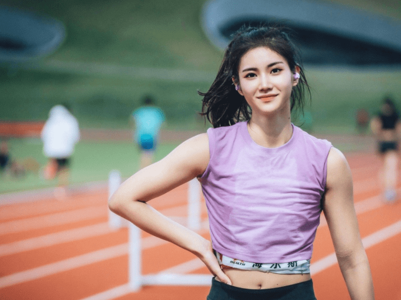 Được biết, cô gái trong hình là Xia Sining (sinh năm 2003), là thành viên của đội điền kinh Thiệu Dương, tỉnh Hồ Nam, Trung Quốc và hiện cũng đang theo học tại Đại học Thể thao Bắc Kinh.