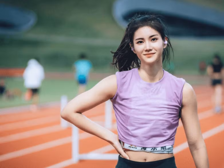 Được biết, cô gái trong hình là Xia Sining (sinh năm 2003), là thành viên của đội điền kinh Thiệu Dương, tỉnh Hồ Nam, Trung Quốc và hiện cũng đang theo học tại Đại học Thể thao Bắc Kinh.