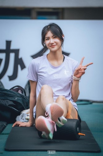 Theo tờ Chinatimes, nhiều người gọi Xia Sining là "Nữ thần số 1 trong giới thể thao Trung Quốc" vì sở hữu gương mặt xinh đẹp thanh thuần, chiều cao 1m70, tỷ lệ cơ thể chuẩn 9:1.