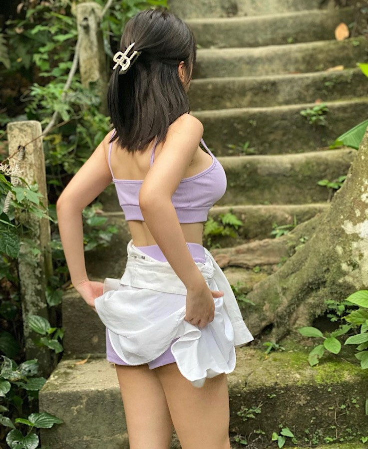 Thi thoảng, khi tham gia một số hoạt thể thao ngoài trời, Dior Wyn cũng tận dụng những kiểu áo tương tự nhưng không được đánh giá cao vì kiểu dáng lỏng lẻo, không có khả năng nâng đỡ tốt, khiến người mặc dễ gặp sự cố, nhất khi đi leo núi, phải di chuyển trên địa hình mấp mô, khiến cho vòng 1 dễ bị rung lắc.