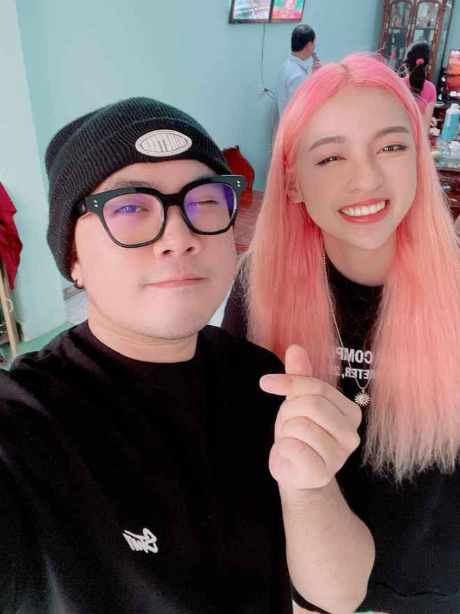 Tham dự đám cưới của cặp đôi yêu nhau 10 năm, “hot girl trứng rán” tỏ rõ sự ngưỡng mộ bởi chuyện tình đặc biệt. Trần Thanh Tâm cho biết bản thân cảm thấy vô cùng hạnh phúc và mong muốn có thể bắt được hoa cưới dù chưa có người yêu.