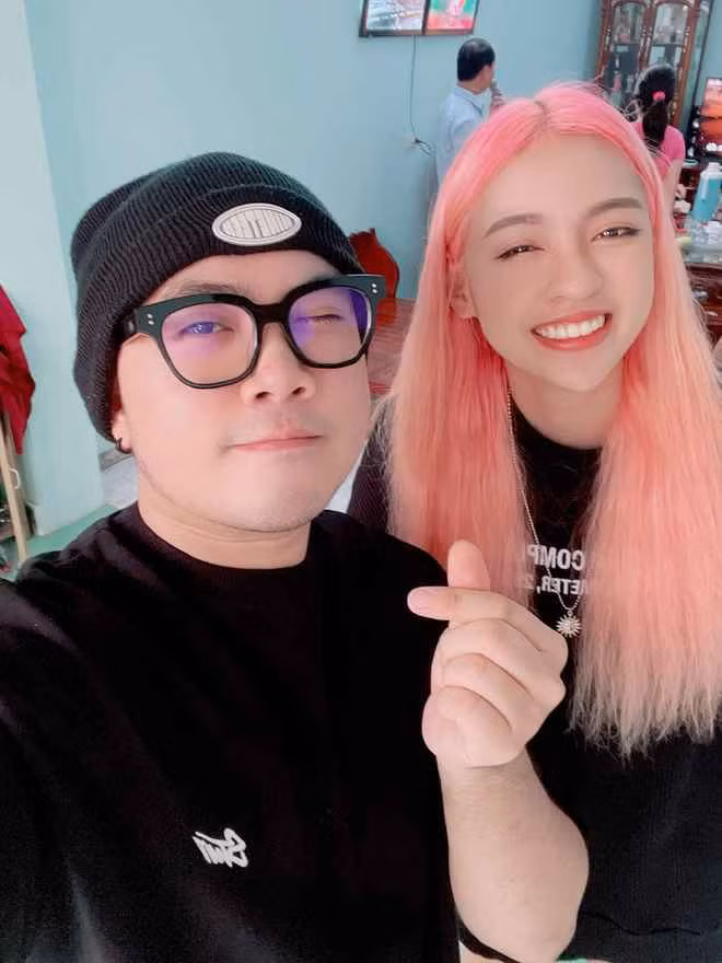 Tham dự đám cưới của cặp đôi yêu nhau 10 năm, “hot girl trứng rán” tỏ rõ sự ngưỡng mộ bởi chuyện tình đặc biệt. Trần Thanh Tâm cho biết bản thân cảm thấy vô cùng hạnh phúc và mong muốn có thể bắt được hoa cưới dù chưa có người yêu.