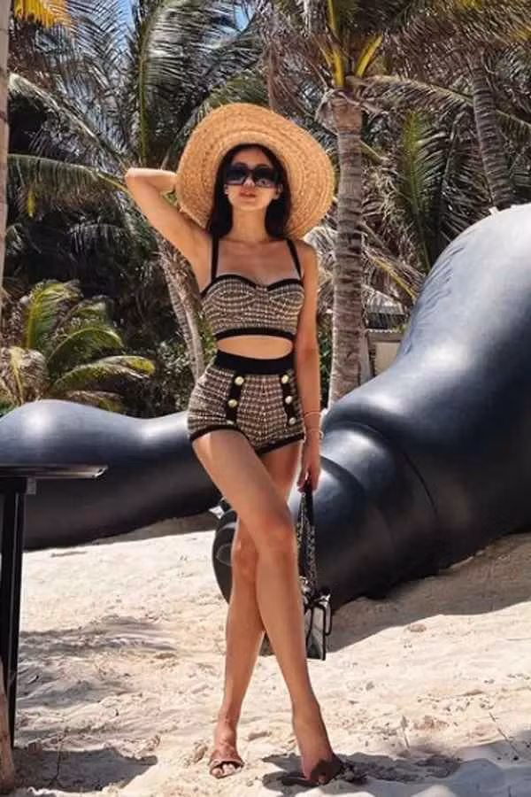 Vậy nên, mỗi lần xuất hiện trước công chúng hay chia sẻ ảnh trên trang cá nhân, em chồng Hà Tăng đều rực rỡ và chiếm được yêu mến từ khán giả.