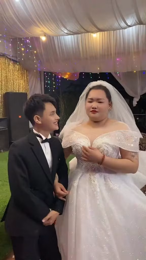 Mới đây cặp đôi Hải Vót và Kim Liên đã đăng tải một loạt video đám cưới gây được sự chú ý của nhiều người.